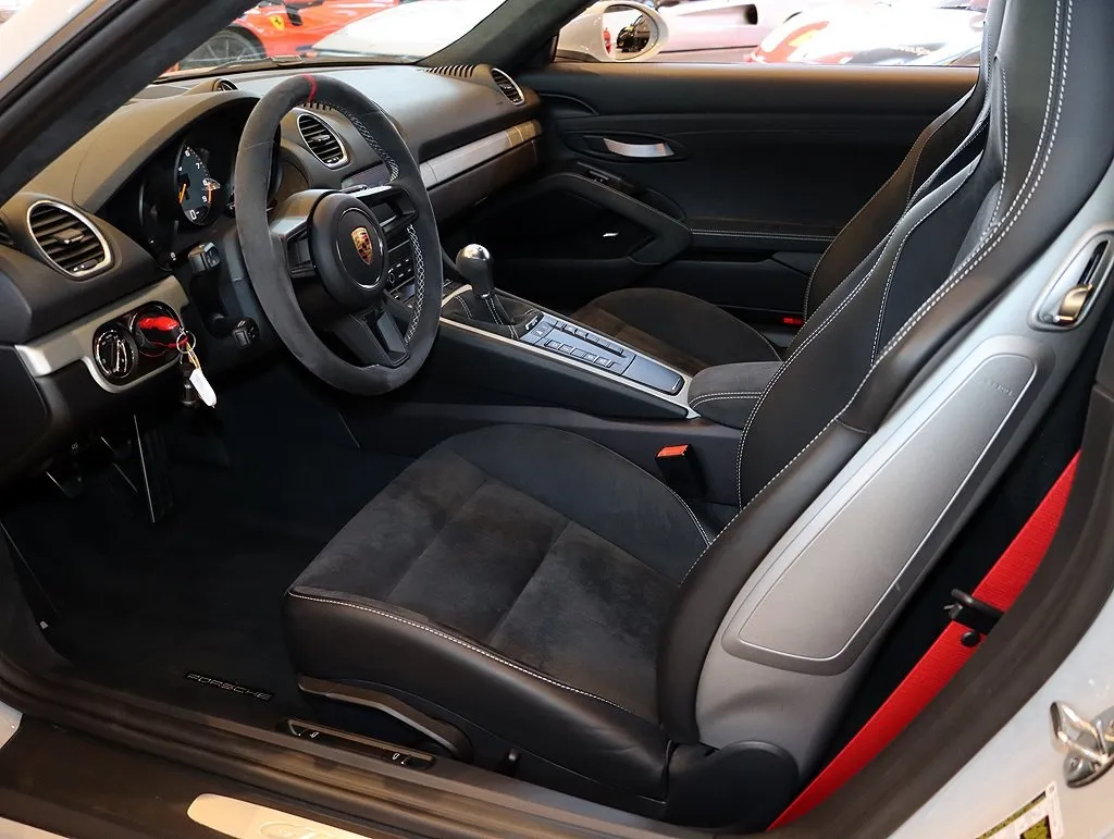 2020 718 Cayman GT4 photo 2