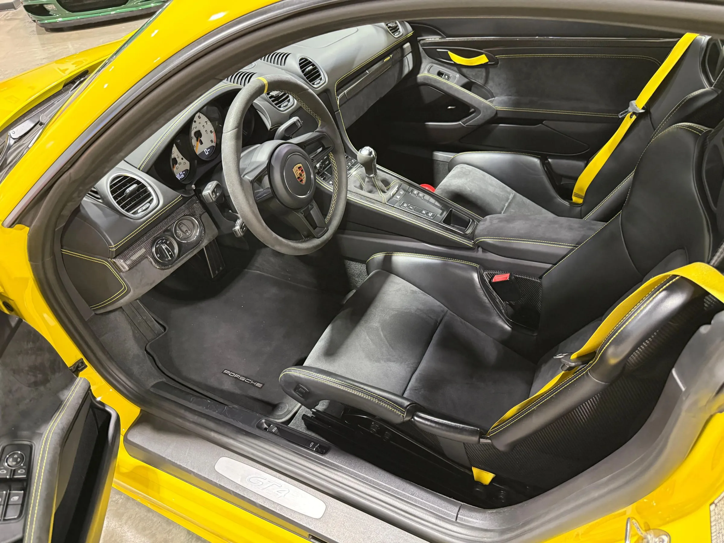 2020 718 Cayman GT4 photo 2
