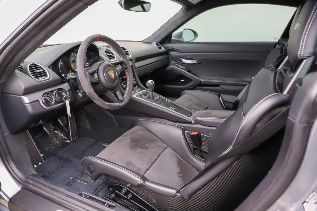 2021 718 Cayman GT4 photo 2