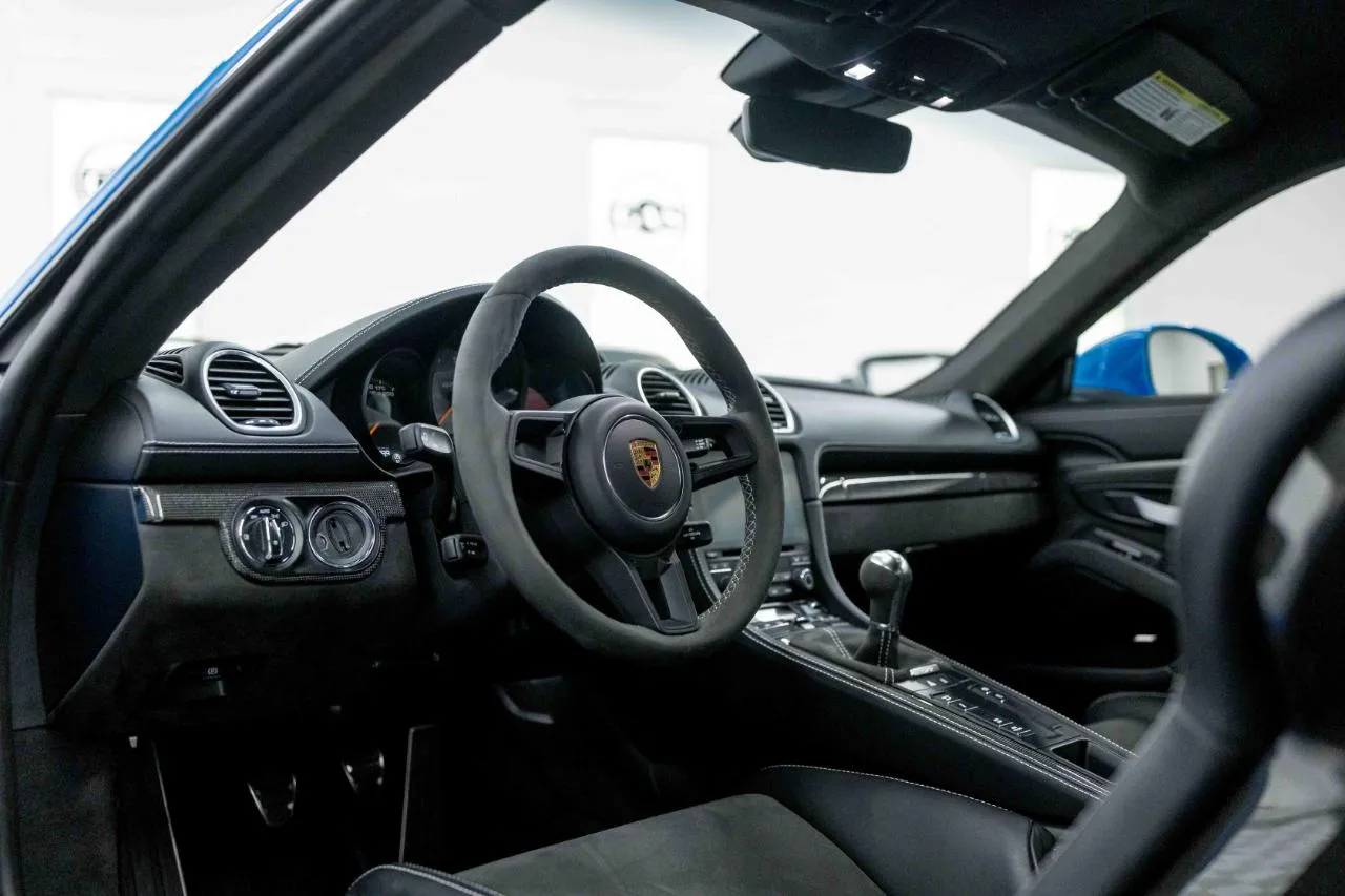 2022 718 Cayman GT4 photo 2