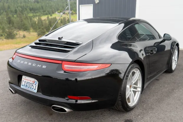 2015 911 Carrera 4 photo 2