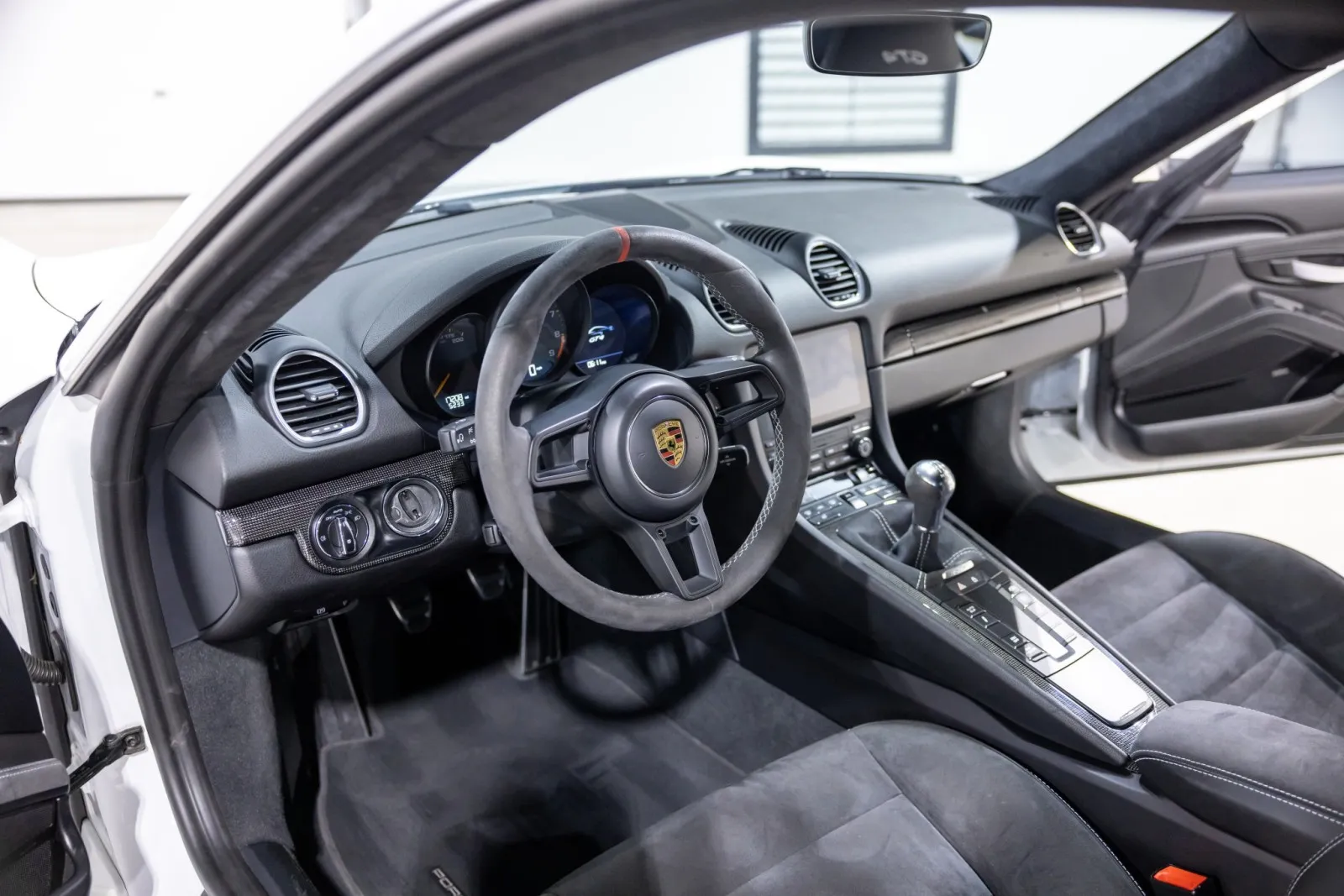 2021 718 Cayman GT4 photo 2