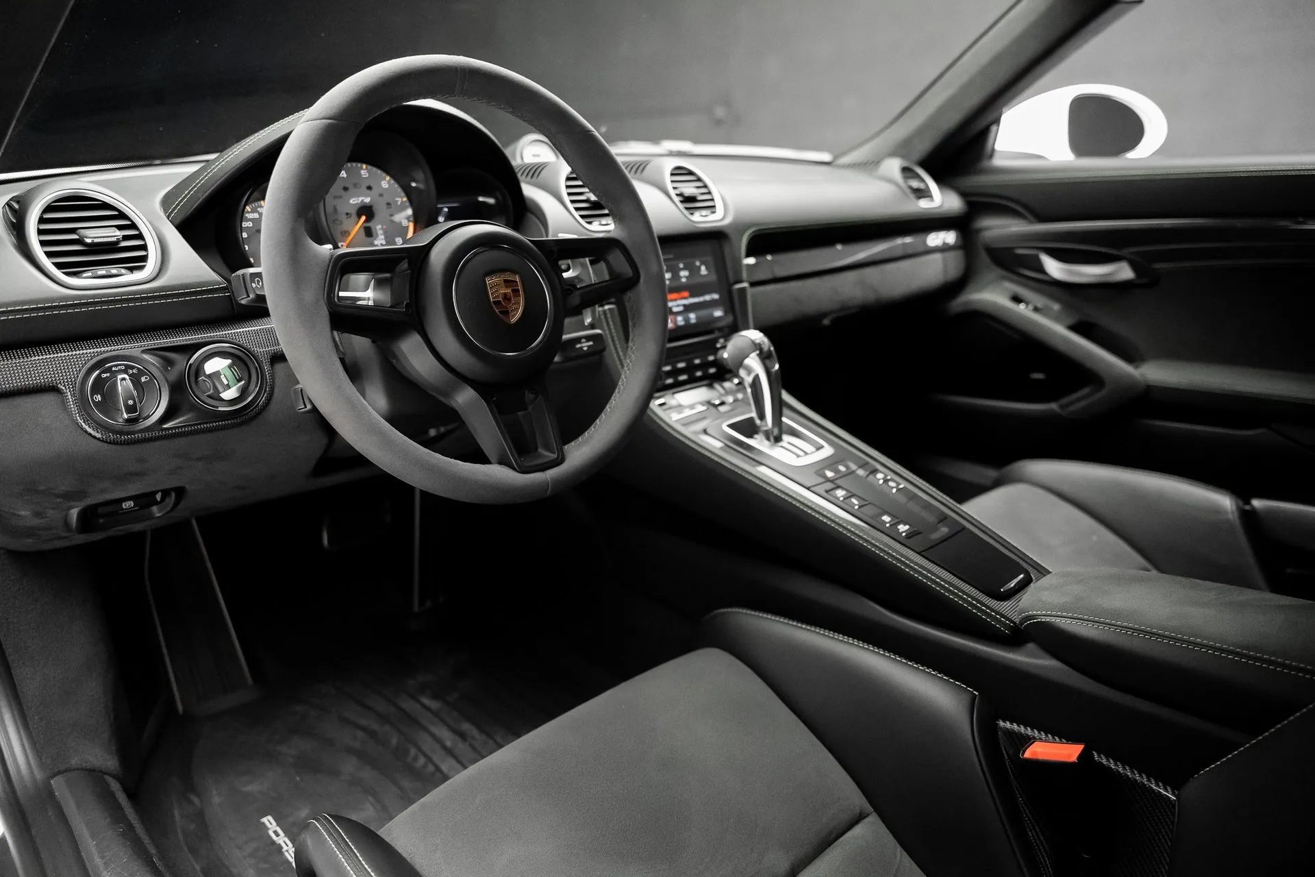 2022 718 Cayman GT4 photo 2