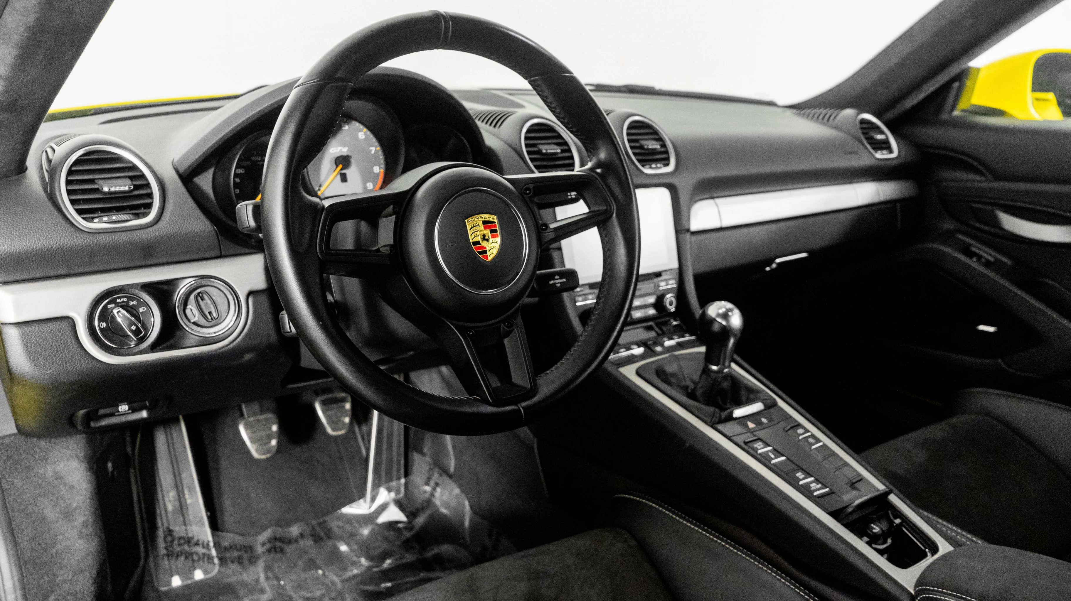 2020 718 Cayman GT4 photo 2