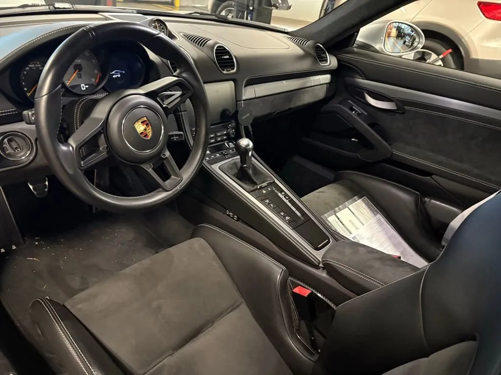2020 718 Cayman GT4 photo 2