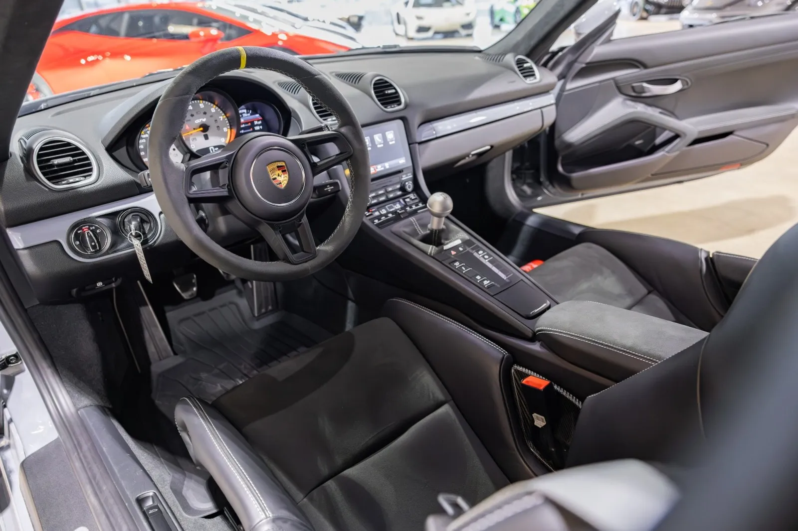 2023 718 Cayman GT4 photo 2