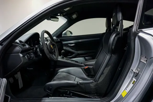 2020 718 Cayman GT4 photo 2