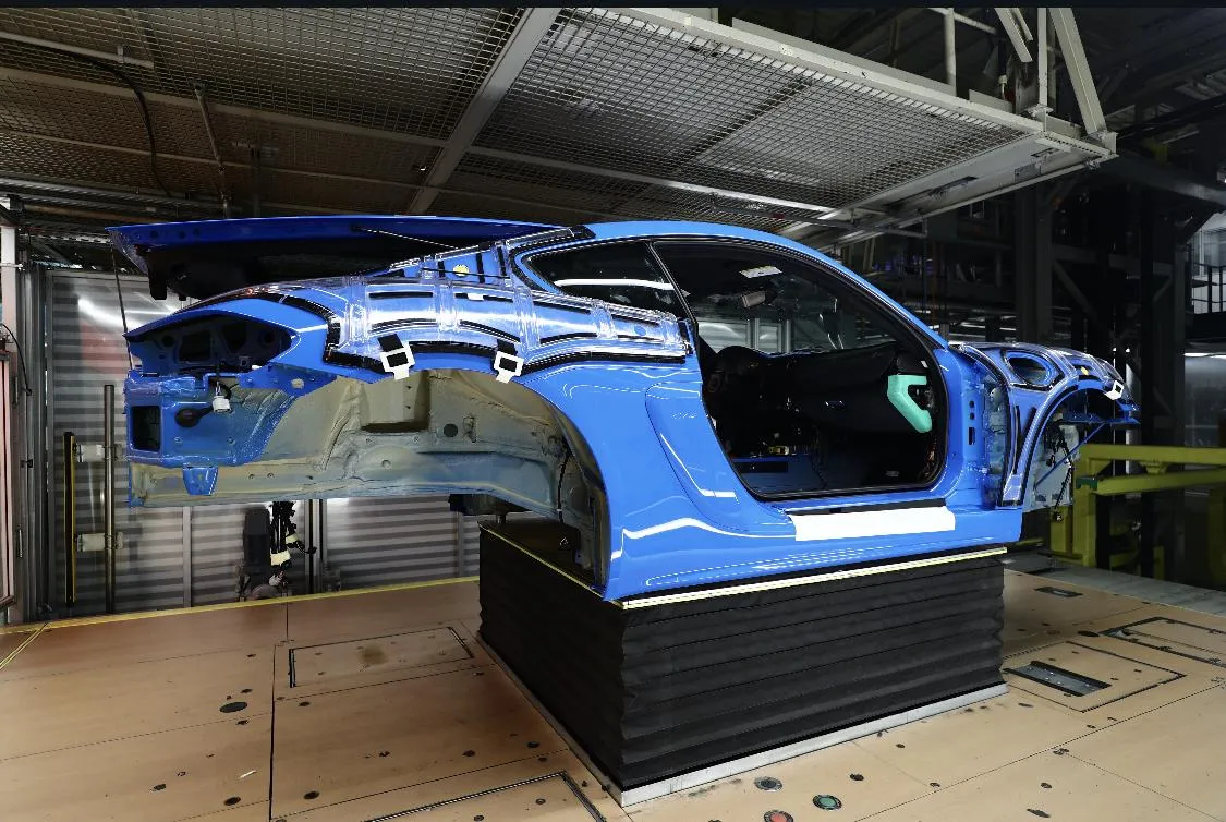 2023 718 Cayman GT4 photo 2