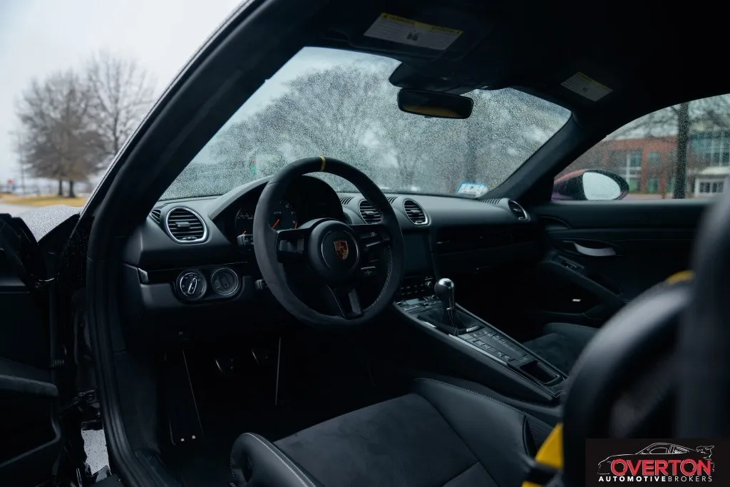 2020 718 Cayman GT4 photo 2