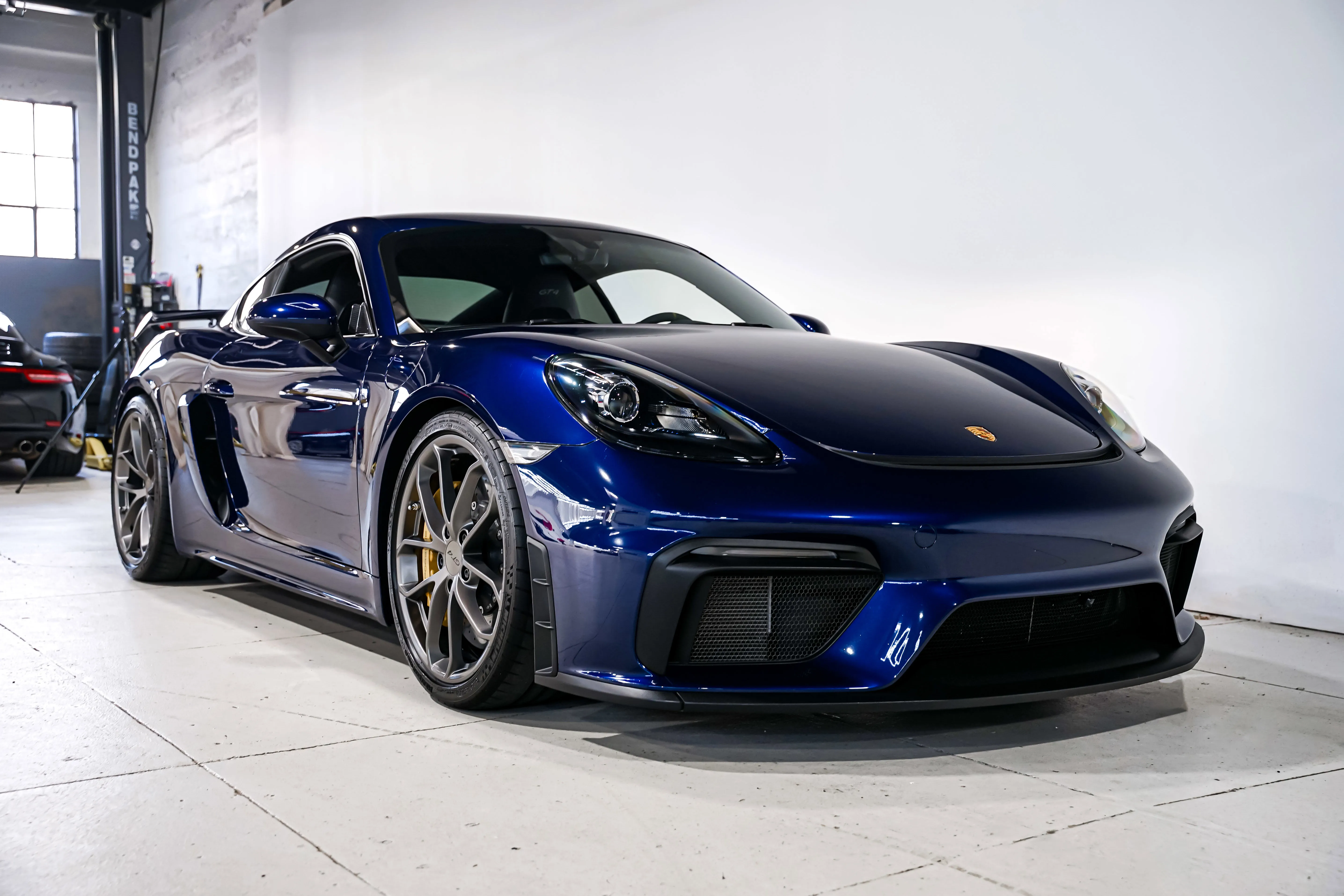 2021 718 Cayman GT4 photo 2