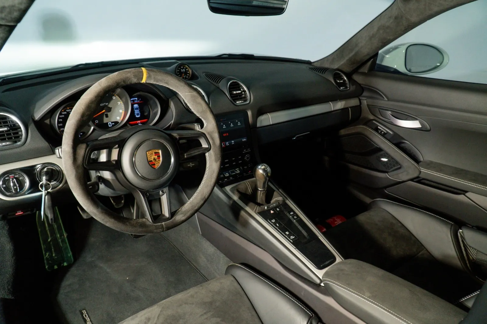 2020 718 Cayman GT4 photo 2