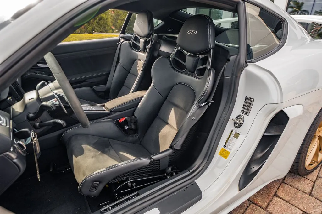 2023 718 Cayman GT4 photo 2