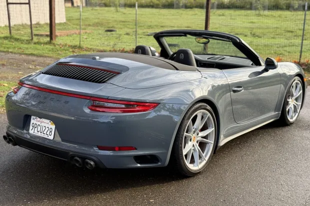2017 911 Carrera 4S Cabriolet photo 2