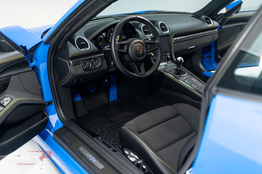 2023 718 Cayman GT4 photo 2