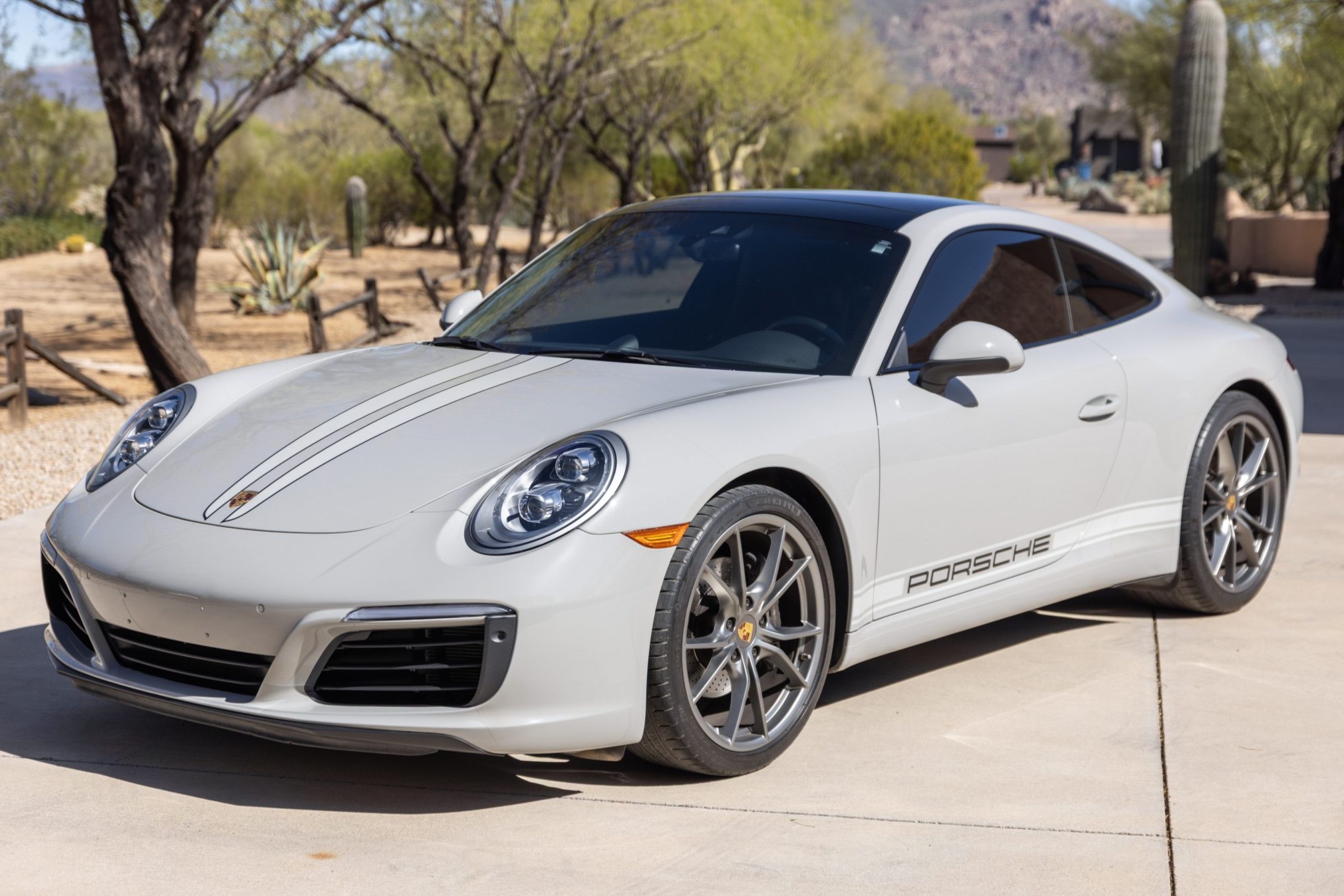 2018 911 Carrera photo 2