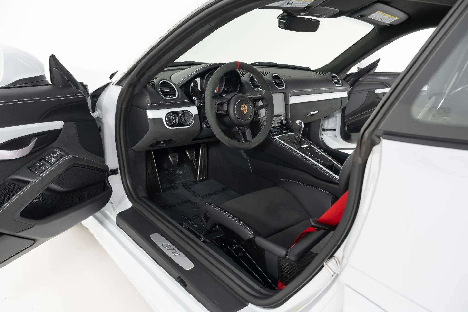 2023 718 Cayman GT4 photo 2