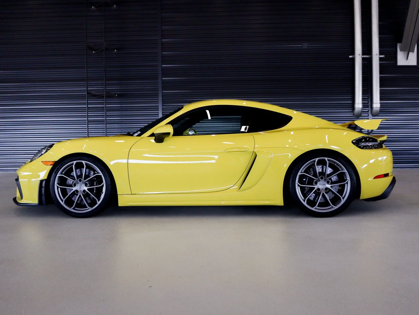 2022 718 Cayman GT4 photo 2
