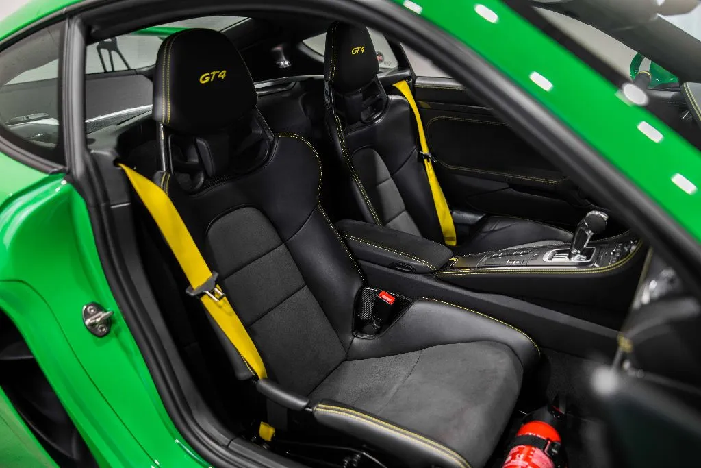2021 718 Cayman GT4 photo 2