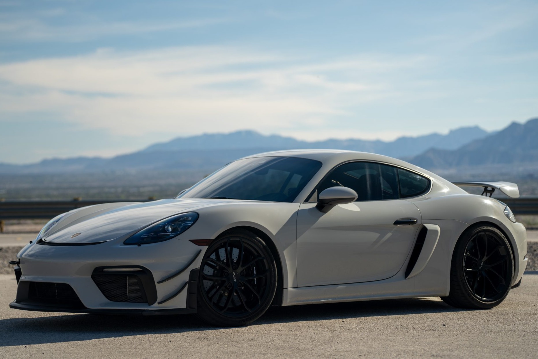 2020 718 Cayman GT4 photo 2